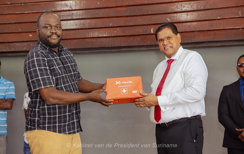 President overhandigt sportmaterialen aan buurtorganisaties
