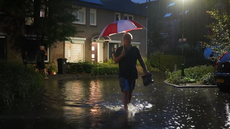 Straten onder water na hevige regenval in Brabant
