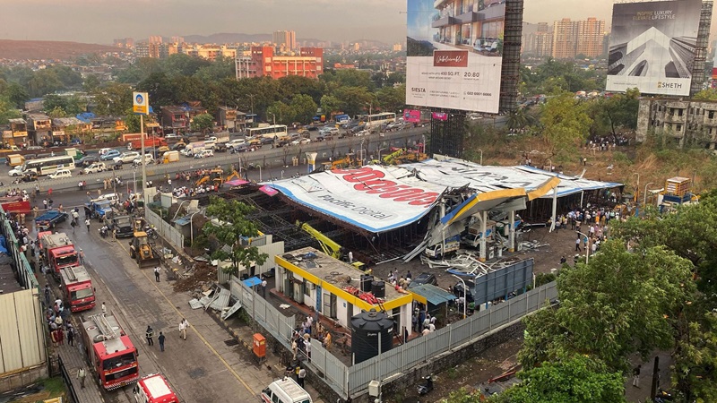 Groot reclamebord waait om in Mumbai: 14 doden