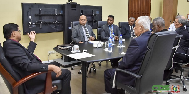 President Santokhi installeert technische commissie wijziging kiesregeling 