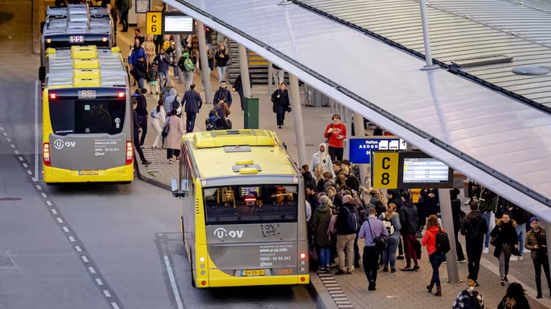Een op de tien Nederlanders kan bus- of autorit moeilijk betalen