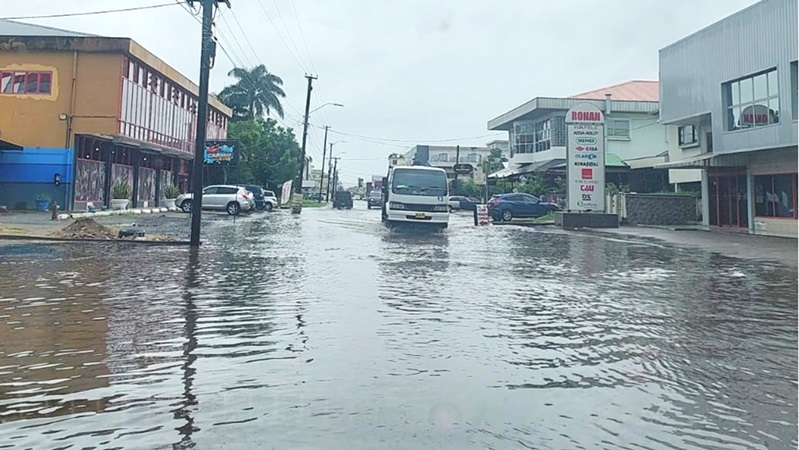 Regen zet delen van Paramaribo onder water