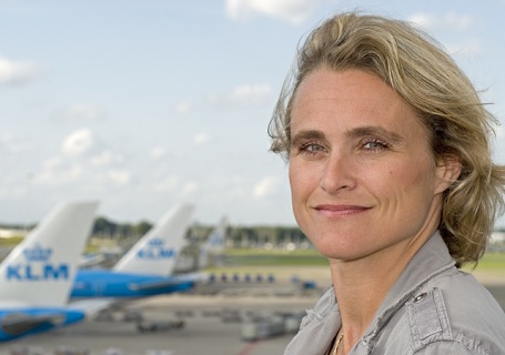 KLM-topvrouw zegt sorry voor vertragingen en koffers