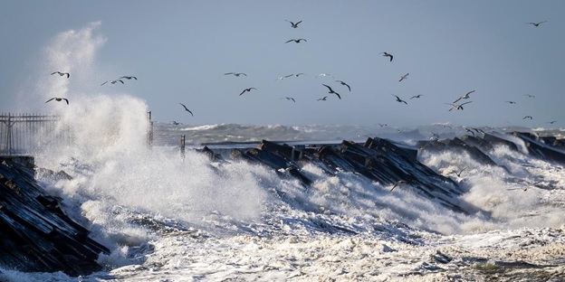 Storm Eunice legt Nederland vrijdagmiddag mogelijk plat 