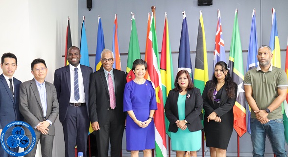 Minister Kuldipsingh ontvangt ambassadeur Singapore