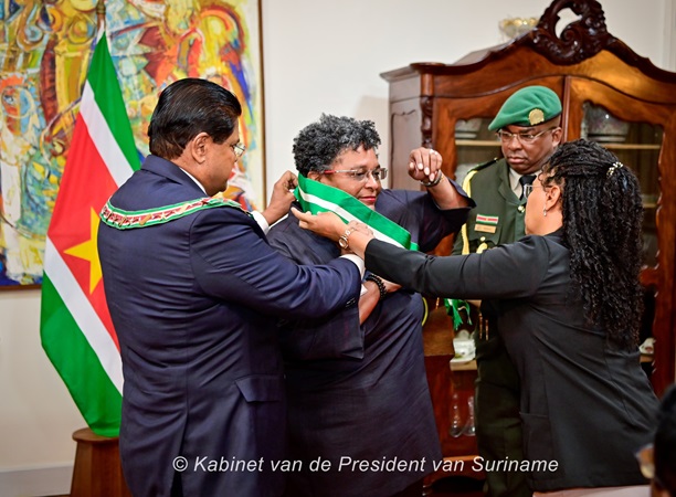 Premier Mottley ontvangt hoge Surinaamse onderscheiding