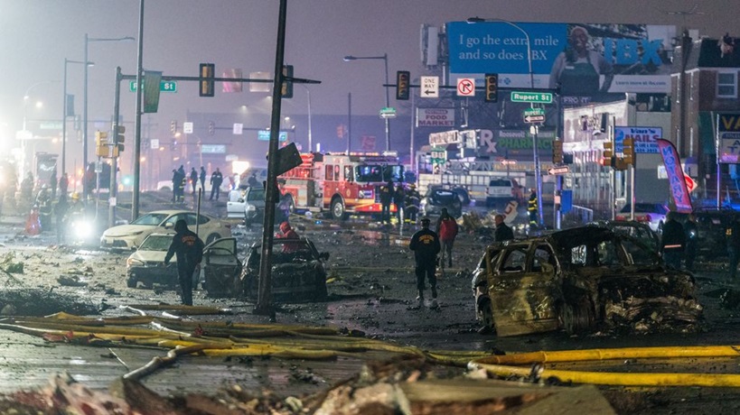 Ambulancevliegtuig crasht op drukke weg Philadelphia