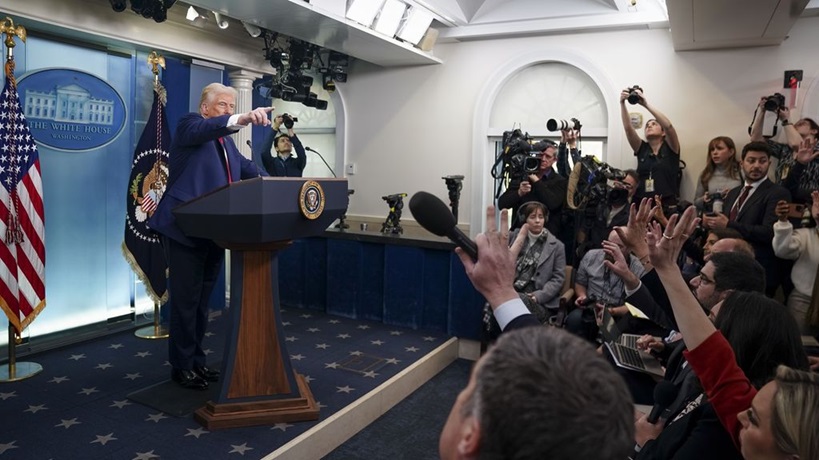 Trump en de pers: strijd over terminologie en stoelen