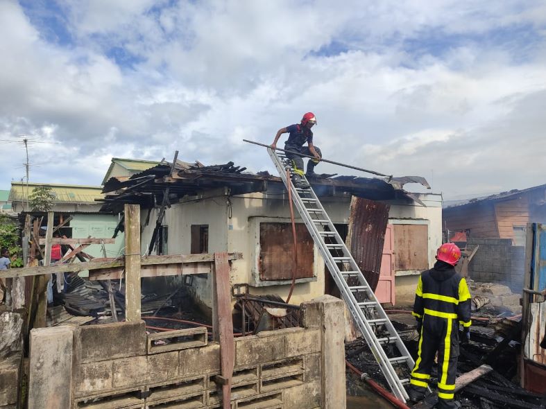 Elf personen dakloos door brand aan de Kibritikistraat