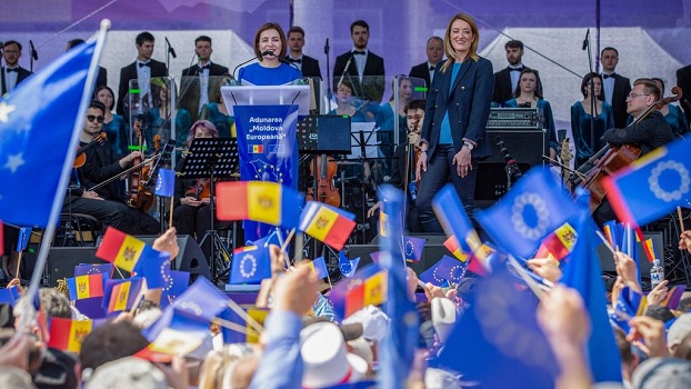 Tienduizenden Moldaviërs straat op om regering te steunen
