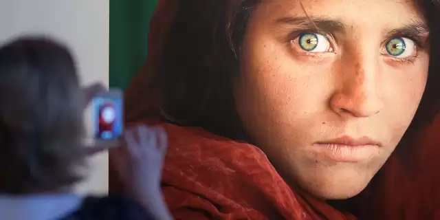 Afghaans 'meisje met heldergroene ogen' krijgt asiel in Italië