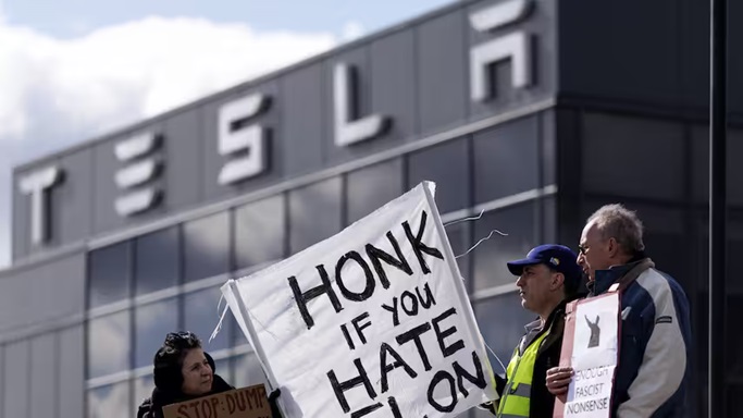 Tesla vanwege veiligheid verwijderd van autoshow Vancouver