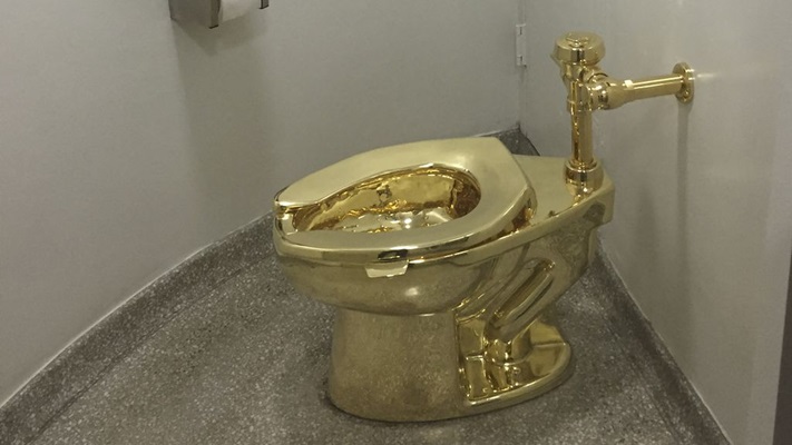 Vier mannen vervolgd na stelen gouden toilet in Engeland 