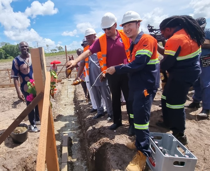Eerste steenlegging Scholencomplex Brokopondo