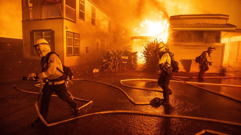 Grote verwoesting in Los Angeles door vuurzee