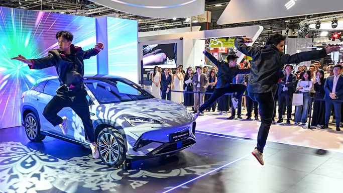 BYD verkoopt net zoveel elektrische auto's als Tesla 