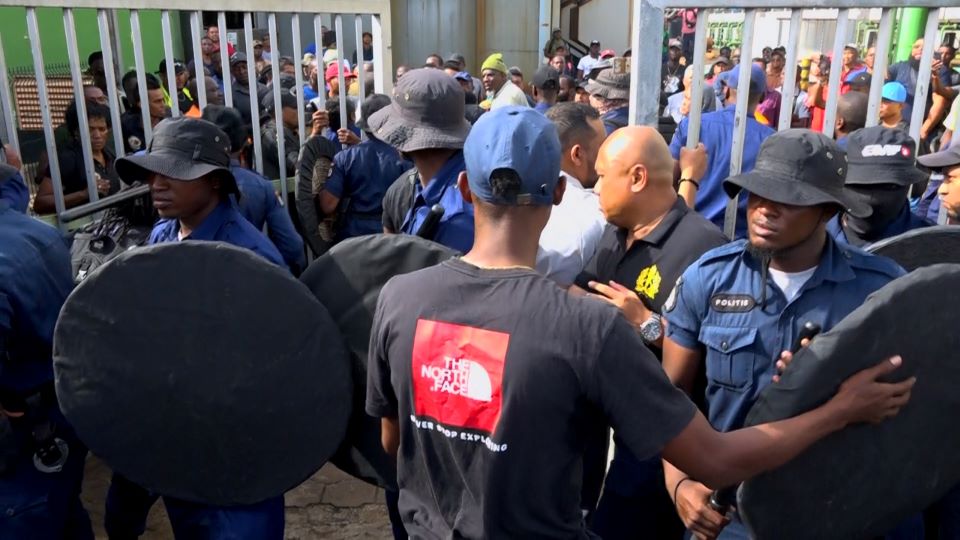 Hari Trusu tussen politie en leden van de OWOS