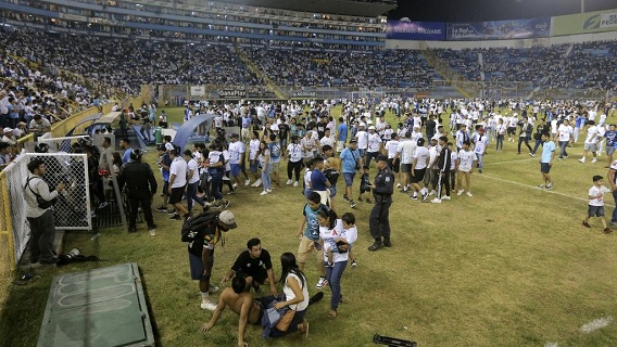 Doden bij stormloop in voetbalstadion El Salvador