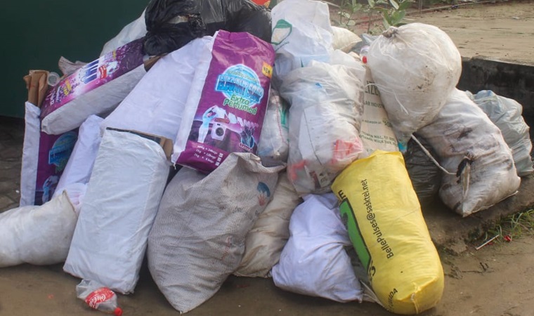 SRD 10.000 boete voor illegaal vuildumpen op bermen