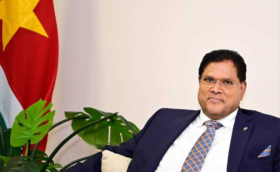 President Santokhi positief over achtste beoordeling IMF