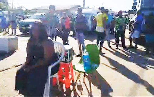 Wegbarricade in Coronie: protest tegen regeerbeleid