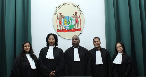 Hof van Justitie beëdigt vijf advocaat-stagiaires