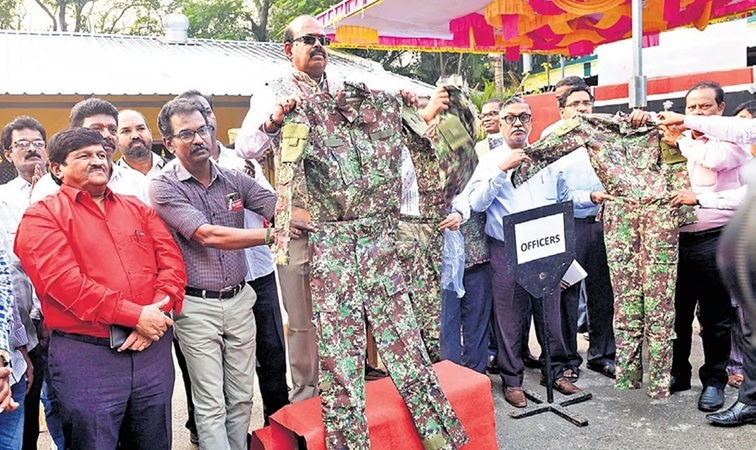 India levert militaire uniformen aan Suriname