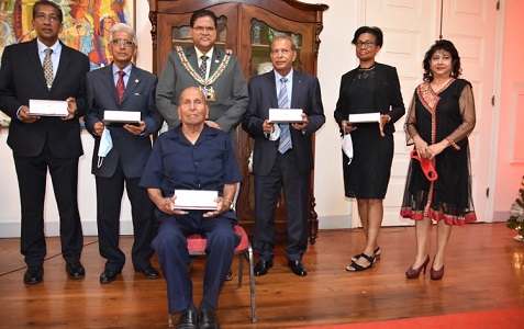 President Santokhi decoreert bijzondere Surinamers