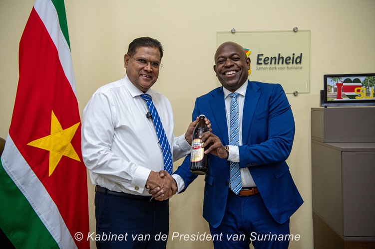 President Santokhi ontvangt eerste exemplaar jubileum Djogo