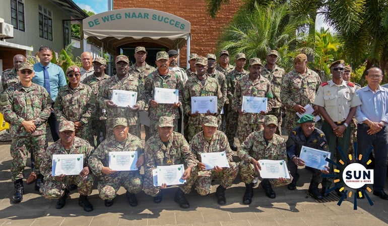 21 militairen ronden opleiding tot groepscommandant af