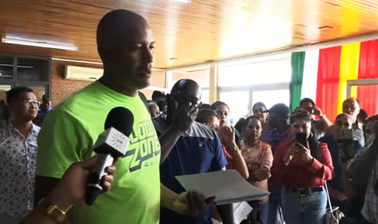 IMEAO 3-leraar: “Mijn salaris is net genoeg om te tanken”