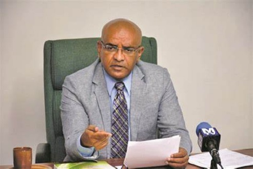 Jagdeo noemt Guyanezen die tegen zakenman Mohamed zijn dom