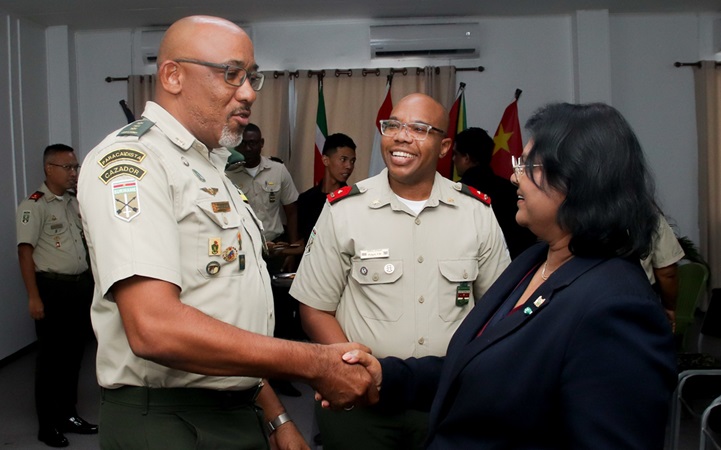 Lovende woorden en militair saluut voor minister Mathoera