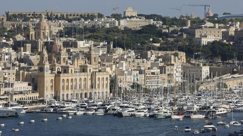 Malta moet stoppen met uitgeven van 'gouden paspoorten'