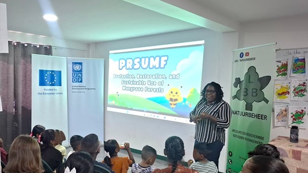 Kinderen in Nickerie leren over mangrove