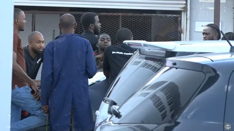 Personeel Melkcentrale legt werk neer uit solidariteit met directeur