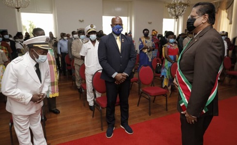 President Santokhi beëdigt granman der Paramaccaners