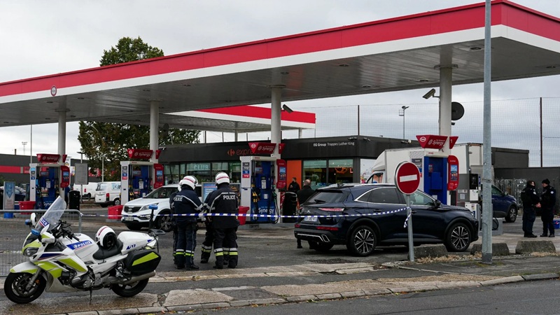 Man schiet om zich heen in Frankrijk, dode en vier gewonden