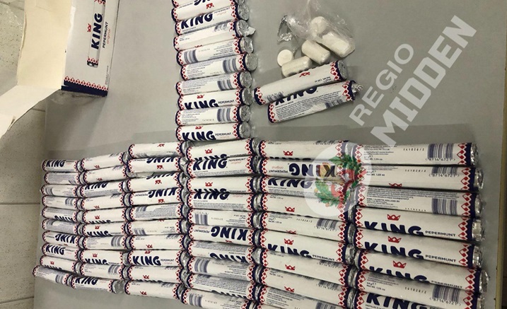 Vrouw aangehouden met drugs verstopt in pepermuntrollen