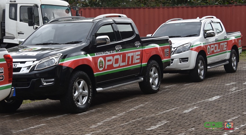 Wederom op voertuig geschoten te Peling Passie, slachtoffer loopt schotwond op