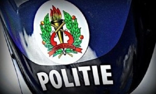 Politieman geraakt bij schotenwisseling met rovers te Peling Pasie