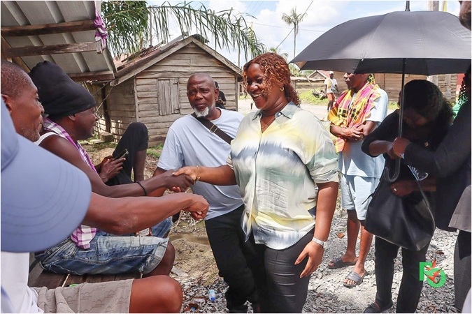 RO houdt Krutu met gemeenschap Niew Koffiekamp over goudkwestie