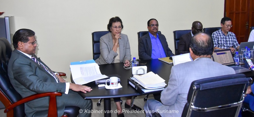 President Santokhi bespreekt urgente zaken met nieuwe regering