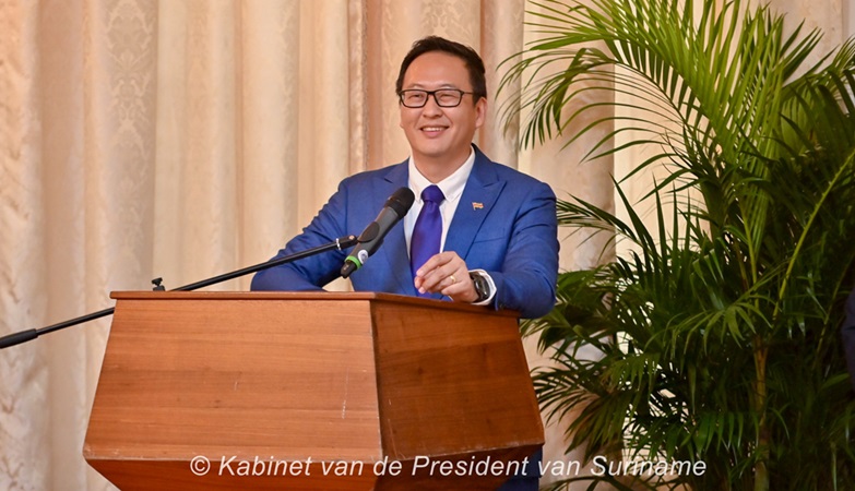 Minister Tsang wil zo min mogelijk ambtenaren thuis hebben