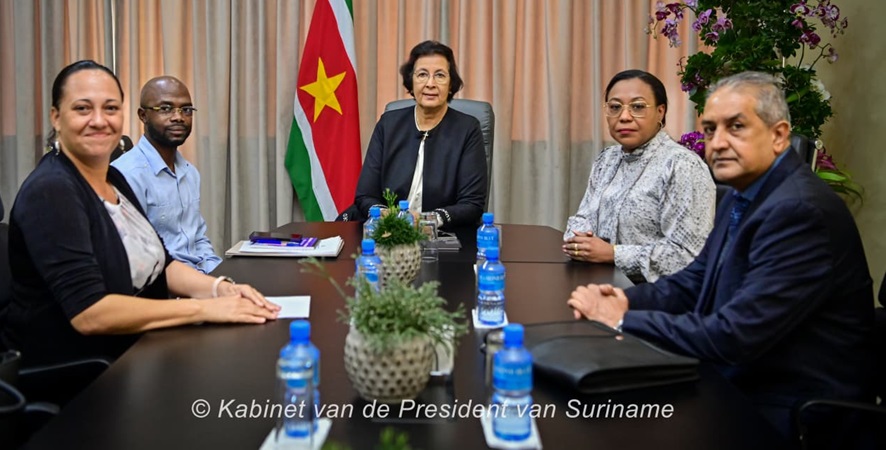 Minister Misiekaba informeert president Simons over acute zaken